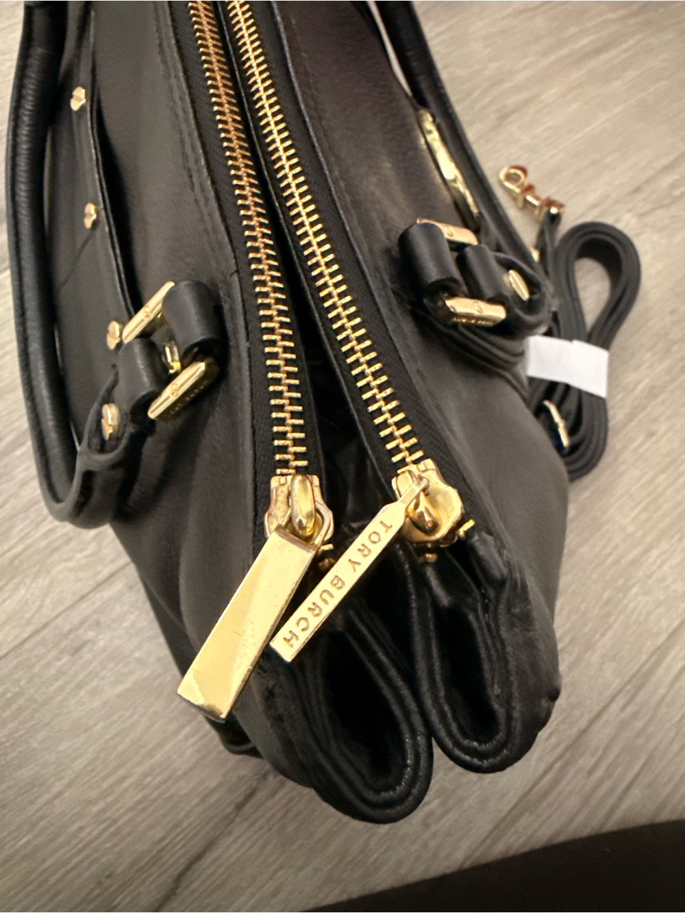 Tory Burch Black Leather Amanda bag with Gold-Tone Logo Hardware - Picture 3 of 10